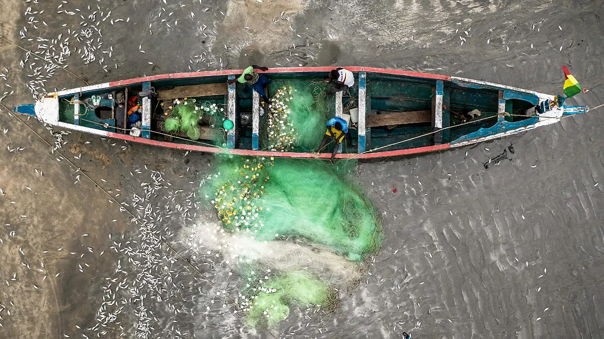 01 PORTADA An aerial shot of a Gambian fishing boat with Gambian fishermen